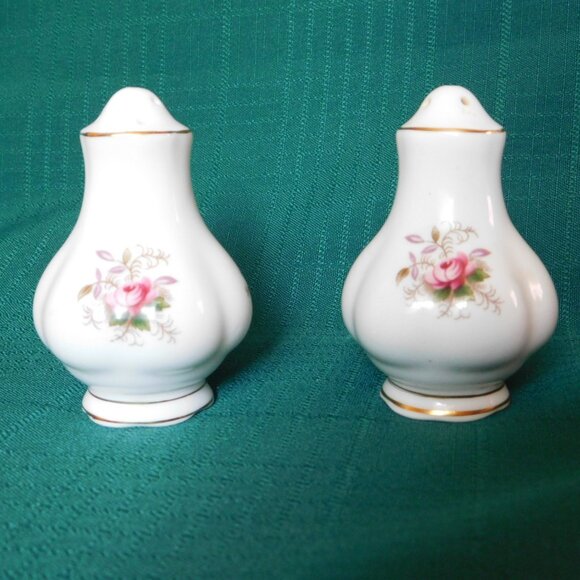 Royal Albert Lavender Rose (1970) salt and pepper shakers mint condition - Picture 4 of 7